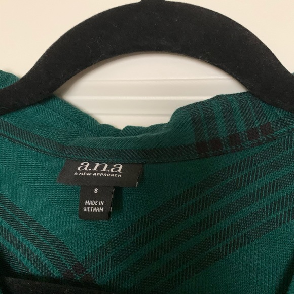 Plaid button down blouse - Picture 3 of 5